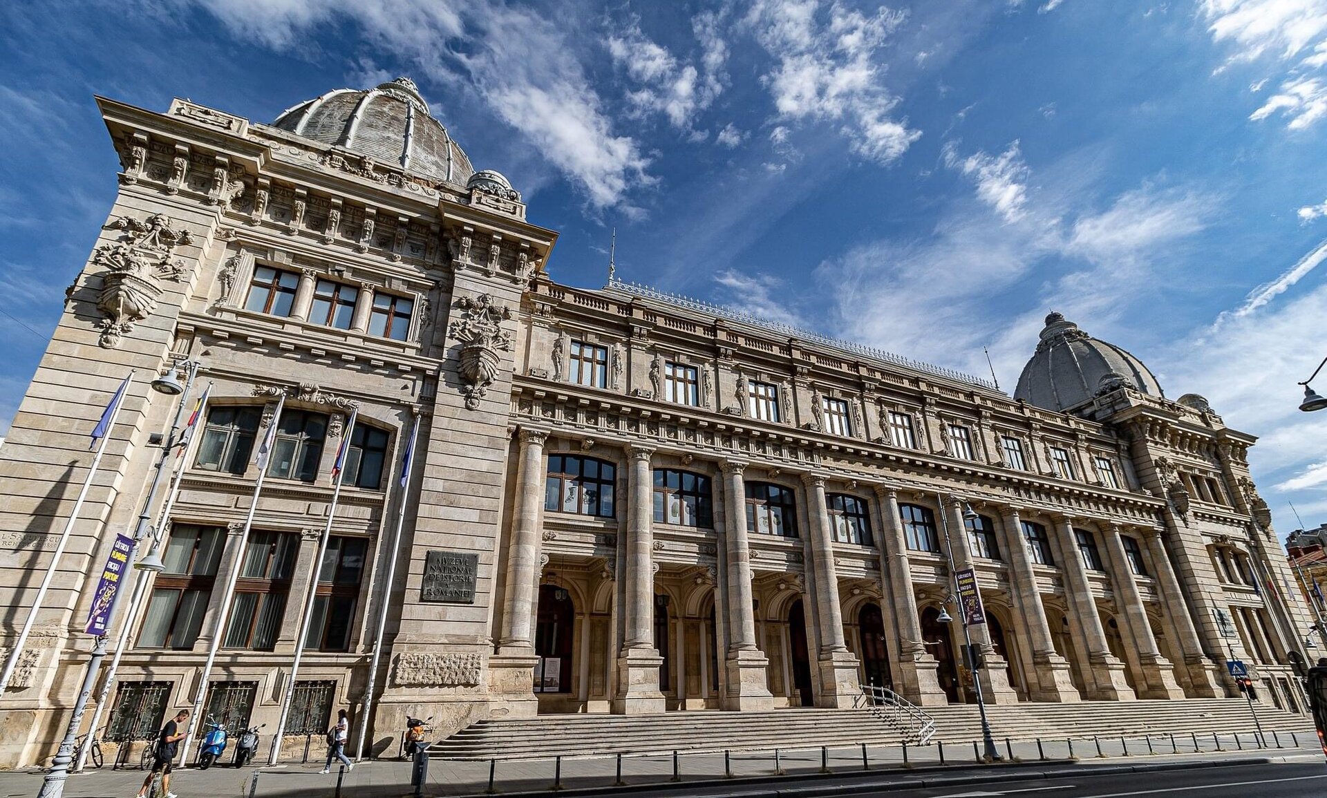 Bucureștiul sărbătorește Ziua Culturii Naționale cu o serie de evenimente dedicate promovării patrimoniului artistic, istoric și cultural al țării, oferindu-le bucureștenilor și vizitatorilor oportunitatea de a descoperi și aprecia mai bine valorile naționale într-un mod accesibil și inspirat