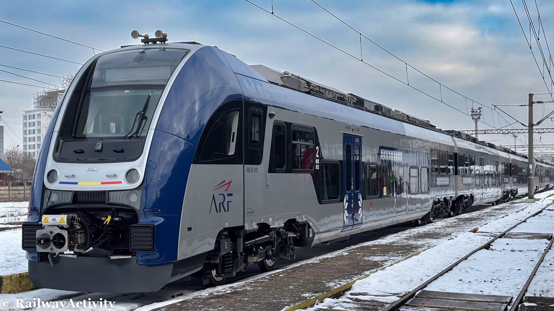 După o așteptare de câțiva ani, perioada de modernizare a transportului feroviar din România pare să intre pe un trend ascendent, odată cu sosirea primelor trenuri electrice construite de compania poloneză PESA