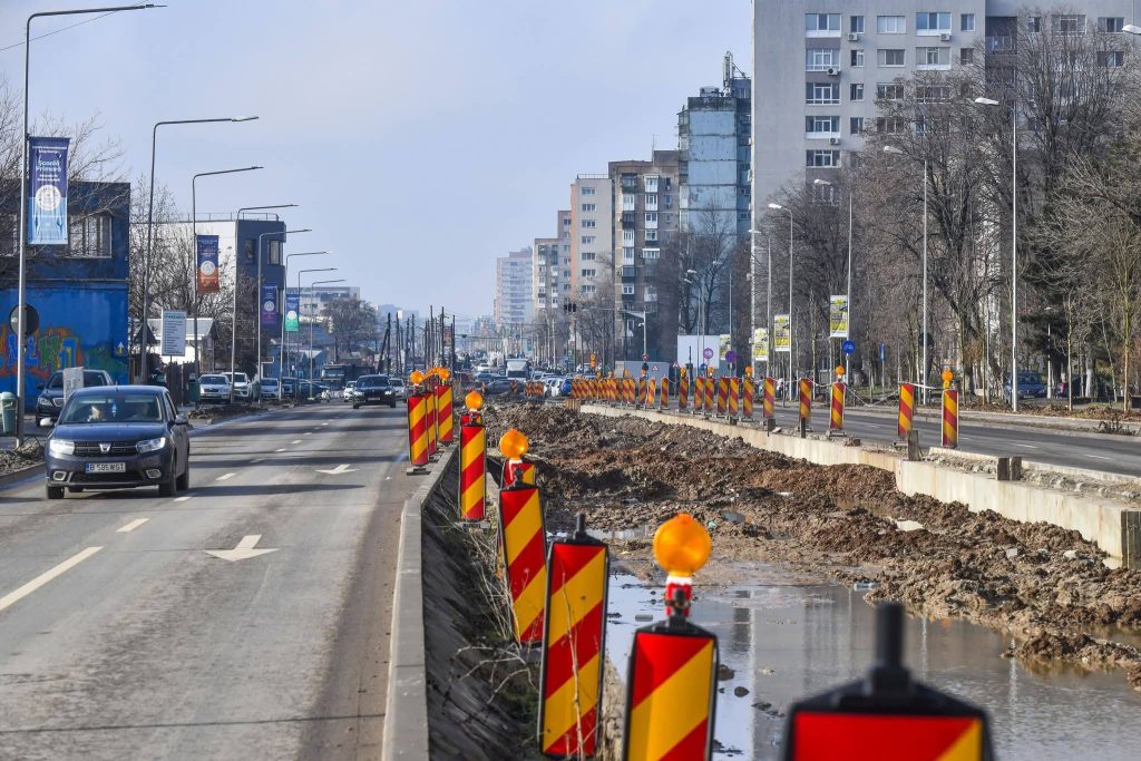 Lucrările de modernizare a Prelungirii Ghencea sunt deblocate după o vizită cheie a primarului general Ciprian Ciucu Stadiul lucrărilor de modernizare a Prelungirii Ghencea intră într-o nouă etapă, după o întâlnire decisivă în care toate părțile implicate au fost aduse la aceeași masă pentru a analiza progresele și pentru a identifica soluții pentru deblocarea șantierelor