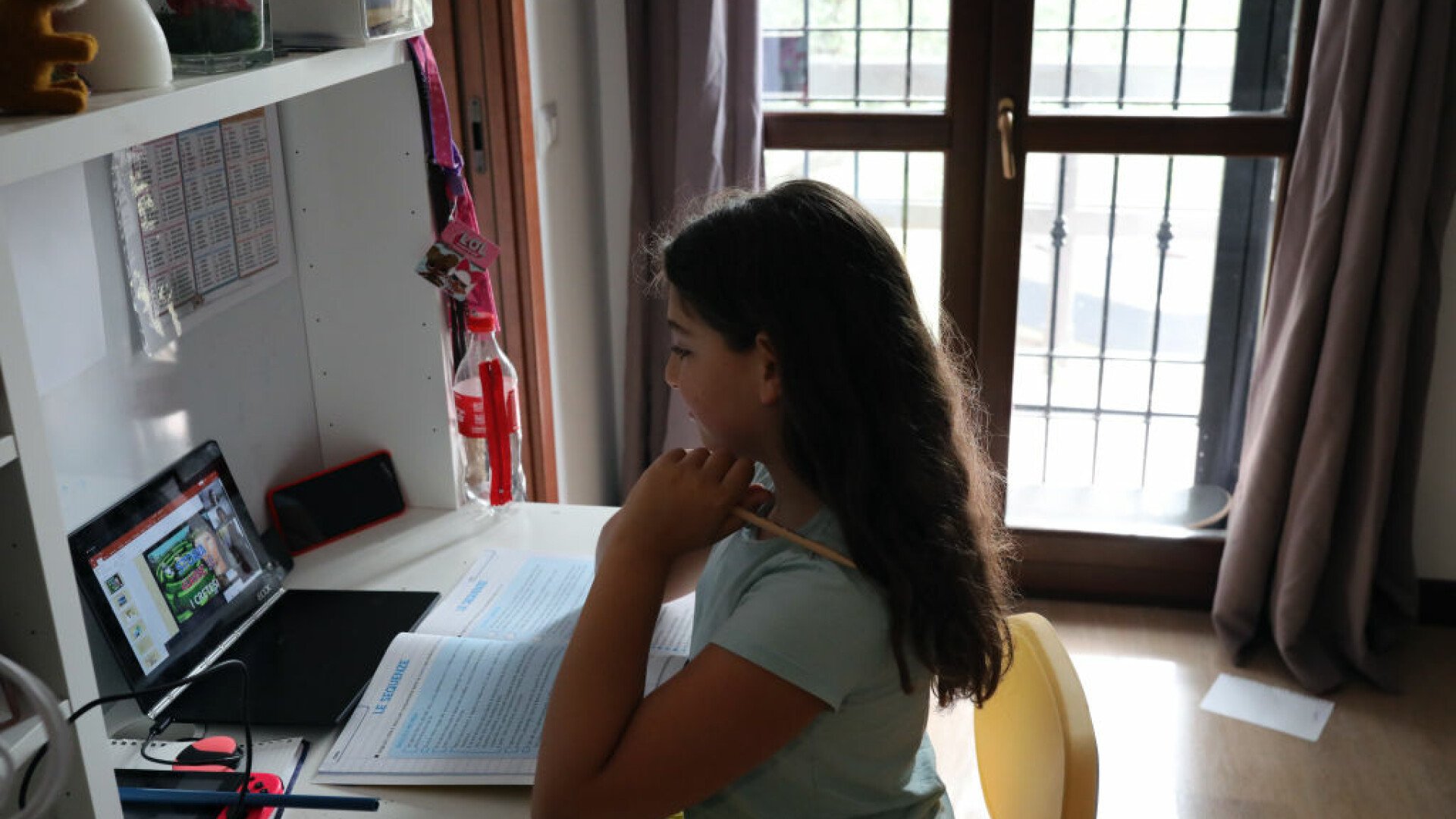 Cursuri online din cauza vremii nefavorabile în șase județe Ministerul Educației a anunțat duminică, 11 ianuarie 2026, că din cauza condițiilor meteorologice nefavorabile, cursurile se vor desfășura online în șase unități de învățământ din județele Argeș, Arad, Dolj, Gorj, Olt și Timiș