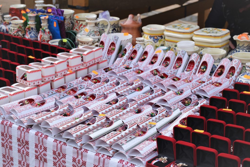 Primăvara aduce, ca de fiecare dată, tradiția mărțișorului, dar și o organizare nouă pentru comercianții care doresc să vândă simbolicele însamblări din nuanțe de alb și roșu