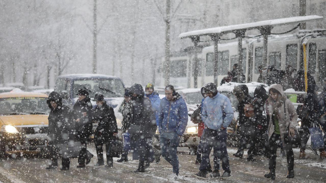 Ger și ninsori în România: O iarnă accentuată Începând cu luna ianuarie 2026, România se află sub influența unui val de frig, însoțit de ninsori abundente și ger accentuat