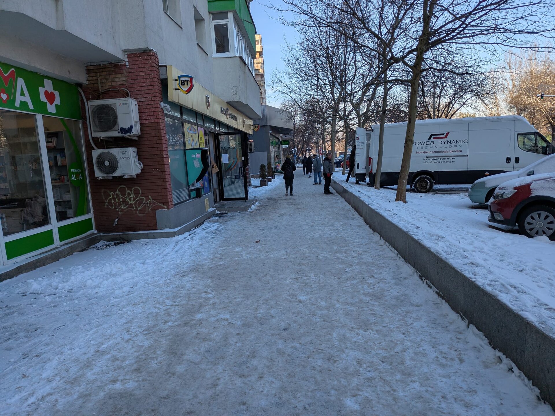 În Capitală, ignorarea obligației legale de a curăța zăpada din fața proprietăților poate avea costuri consistente, de până la 2.000 de lei pentru persoanele juridice