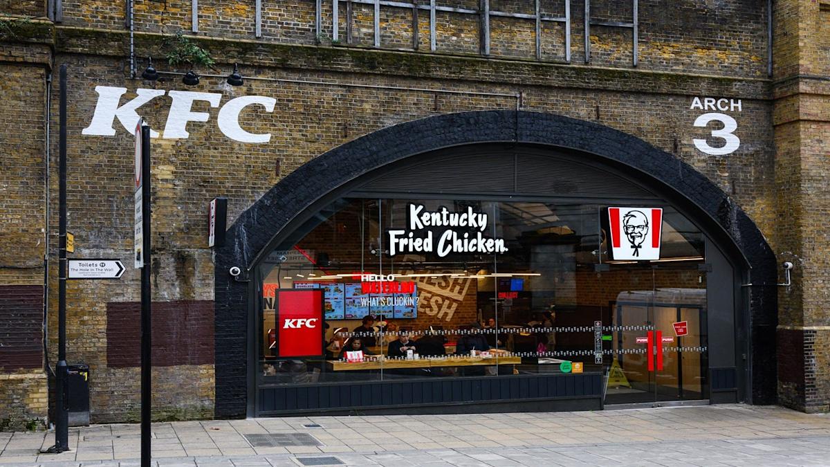 KFC UK și Irlanda Lansează Gama de Băuturi Speciale ‘Kwench’ KFC UK și Irlanda va introduce o nouă gamă de băuturi speciale, sub denumirea ‘Kwench’, destinată unei audiențe tinere în căutarea unor opțiuni mai variate