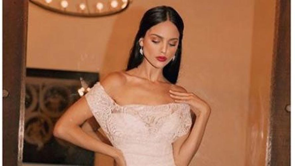 Eiza González, în centrul atenției după un moment controversat la concertul lui Bad Bunny Eiza González a stârnit un val de controverse pe rețelele sociale după ce un clip cu ea dansând alături de Diego Boneta în timpul concertului lui Bad Bunny, desfășurat recent în Ciudad de México, a devenit viral