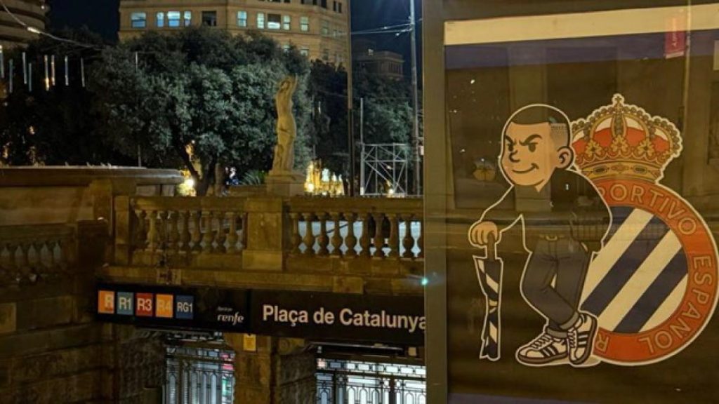 Tensiunea crește în Barcelona: Derbi între Espanyol și Barça, cu atmosfera incendiară a fanilor perici Astăzi, Barcelona se pregătește pentru una dintre cele mai așteptate confruntări în fotbalul spaniol – derbiul între Espanyol și FC Barcelona, programat să înceapă la ora 21:00 pe stadionul RDCE