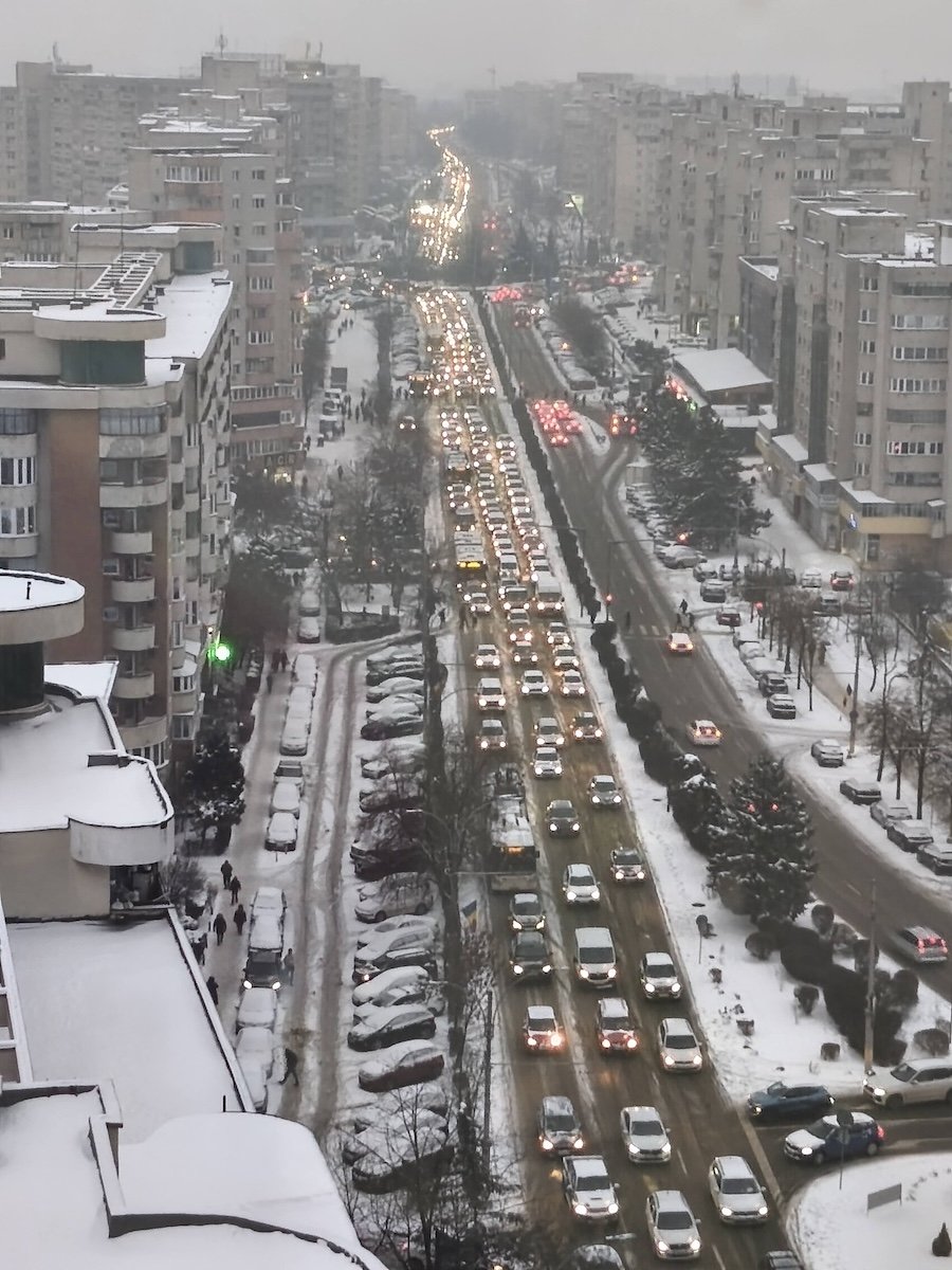 „Metroul: Refugiu urban între ninsoare și polei”