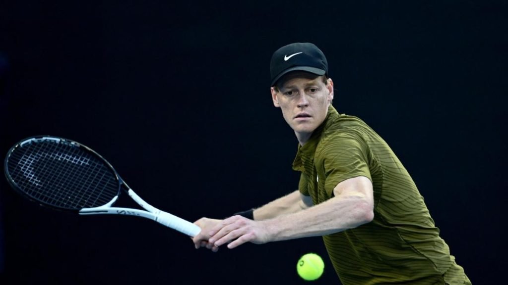 Jannik Sinner și Luciano Darderi, duel italian pe Margaret Court Arena Temperaturile extrem de ridicate de la Australian Open au pus la încercare sportivii, dar pentru Jannik Sinner și Luciano Darderi, zilele următoare promit o competiție plină de intensitate