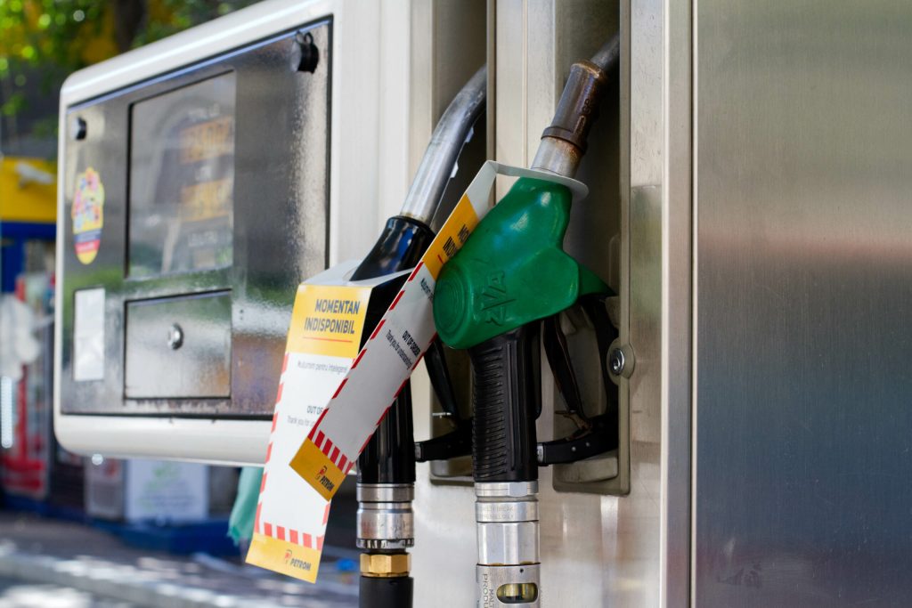 De la 1 ianuarie 2026, România va aplica un nou val de majorări de accize pentru băuturile alcoolice, țigări și carburanți, ce reprezintă cea de-a doua creștere într-un interval de șase luni, conform modificărilor din Codul Fiscal