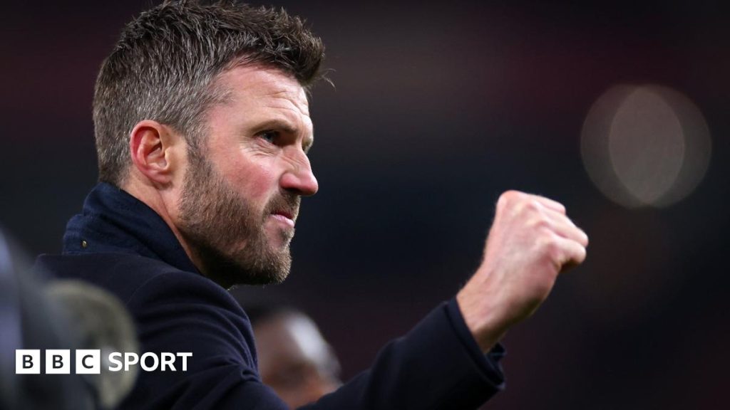 Carrick aduce un suflu nou la Manchester United Michael Carrick a reconfigurat echipa lui Manchester United, îndepărtând set-up-ul 3-4-3 și întorcându-se la o linie defensivă clasică cu patru fundași