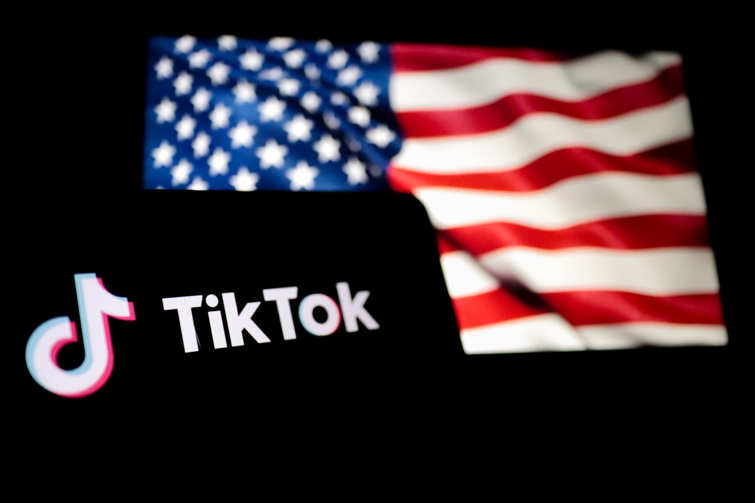 TikTok reîncarnează în Statele Unite printr-un acord surprinzător cu investitori majori, punând capăt unei perioade pline de incertitudini legate de soarta celebrei platforme de video sharing
