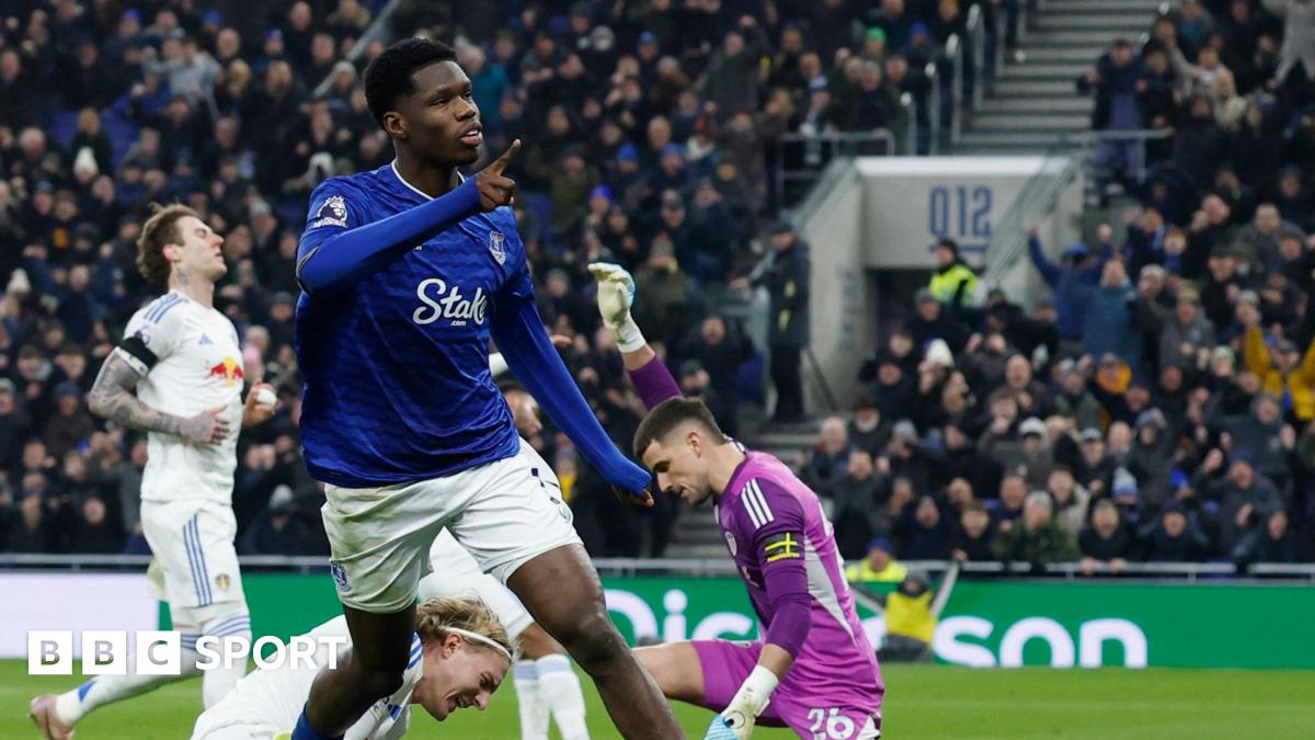Leeds United învinsă de Everton într-un meci controversat Leeds United a suferit o înfrângere surprinzătoare sâmbătă, pierzând cu 2-1 în fața lui Everton, într-un meci marcat de decizii controversate ale arbitrajului