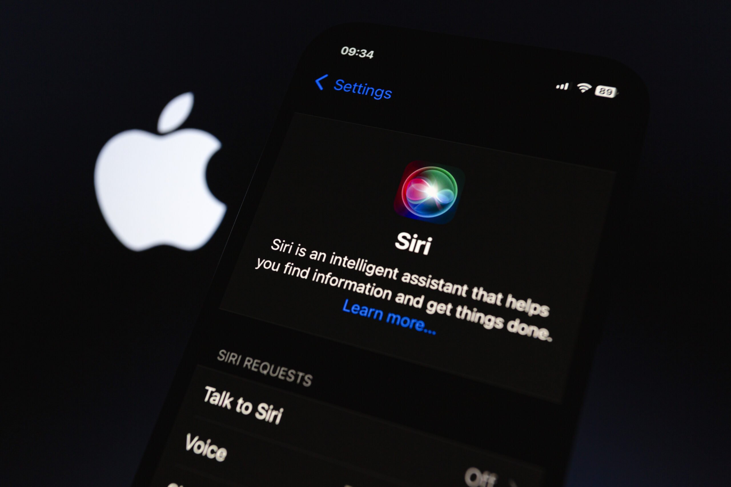 Apple pregătește o transformare radicală pentru Siri, asistentul său digital, într-un chatbot cu inteligență artificială conversațională, similar cu ChatGPT