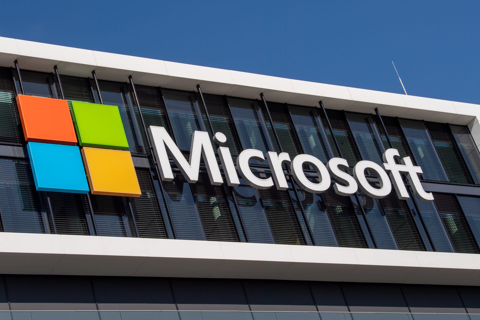 Microsoft se confruntă cu o cazcadă de probleme tehnice globale, afectând serviciile esențiale de productivitate și securitate O întrerupere neașteptată a serviciilor Microsoft 365, cea mai utilizată platformă de colaborare și comunicare pentru companii și instituții din întreaga lume, a zguduit odată cu începutul zilei mediul corporativ internățional