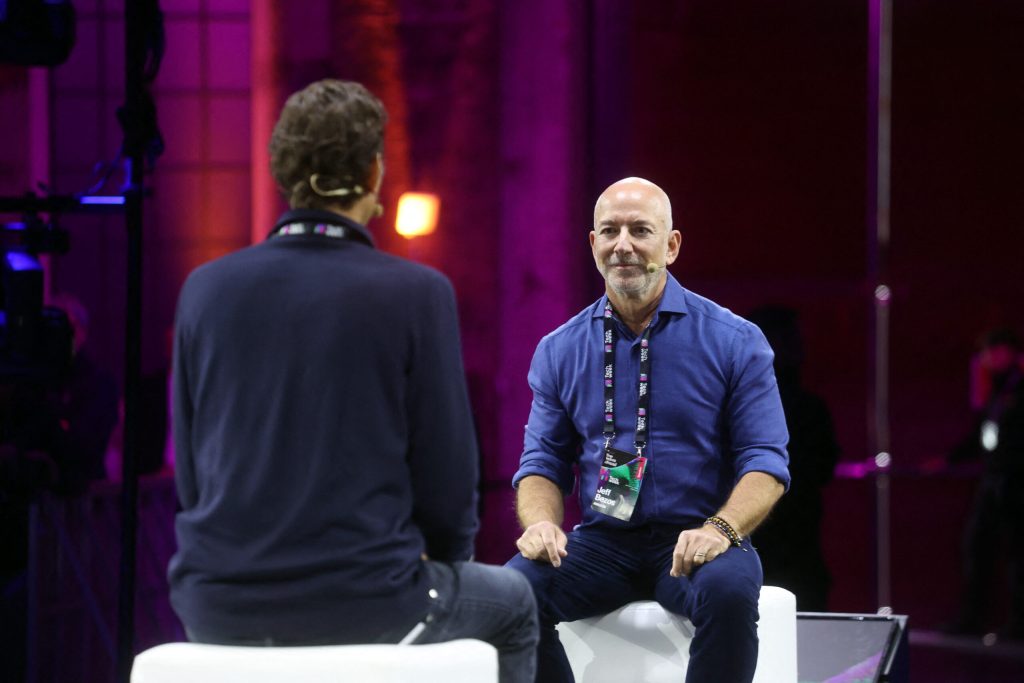 Blue Origin pășește în arena comunicațiilor satelitare, marcând o etapă semnificativă în rivalitatea cu monopolul deținut de Starlink, rețeaua deținută de SpaceX