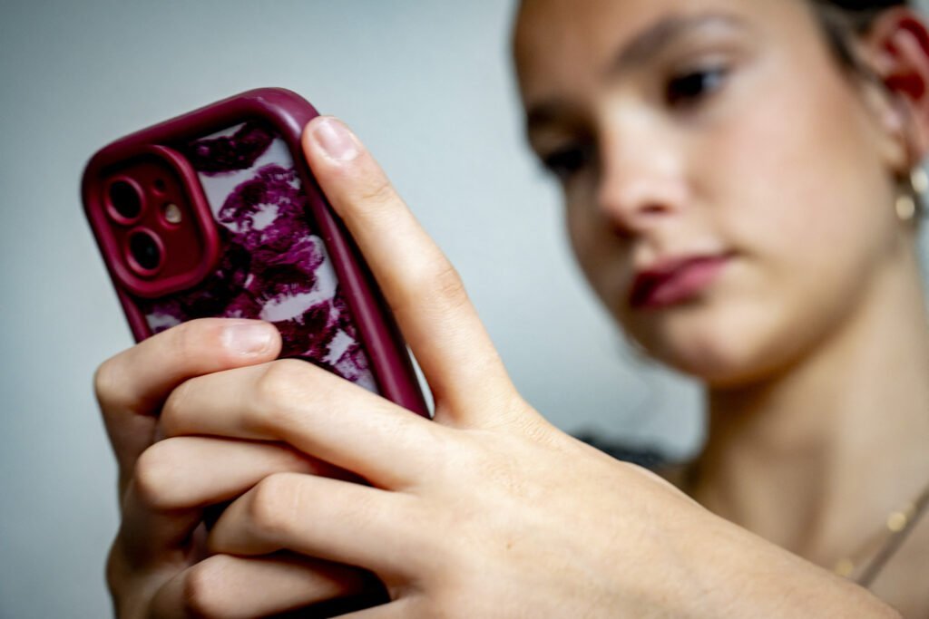 Marea Britanie ia în considerare interzicerea rețelelor sociale pentru minorii sub 16 ani, urmând exemplul Australiei, care a introdus această măsură în decembrie 2022