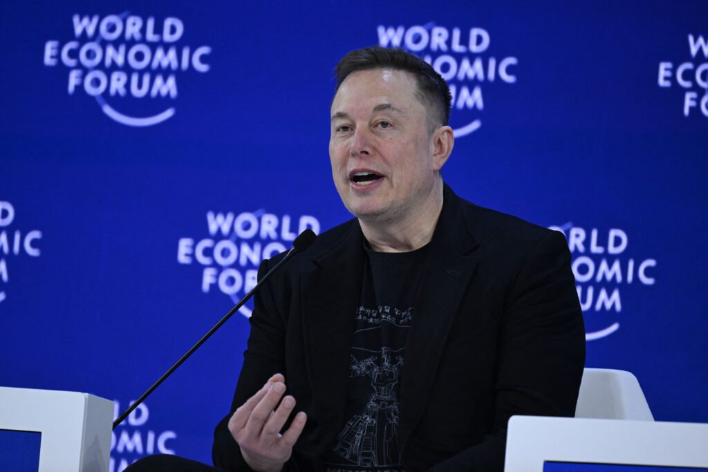 Elon Musk anticipează o revoluție tehnologică: inteligența artificială va depăși capacitatea umană până în 2026 Într-o conferință desfășurată în cadrul forumului de la Davos din 2026, Elon Musk, figură emblematică a industriei tehnologice și fondatorul Tesla, SpaceX și xAI, a lansat una dintre cele mai ambițioase declarații din ultimii ani despre viitorul inteligenței artificiale