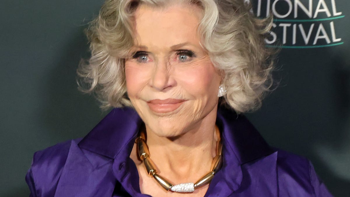 Jane Fonda critică guvernul american: „Se întâmplă lucruri foarte rele” Actrița și activista Jane Fonda a lansat acuzații dure la adresa guvernului american în cadrul emisiunii „The Late Show with Stephen Colbert”, exprimându-și profunda îngrijorare pentru climatul politic actual