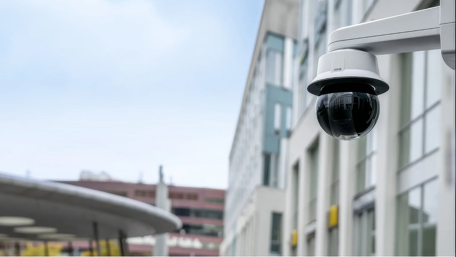 Noi standarde în supravegherea exterioară: Camera Axis Q6325-LE combină performanța optică cu inteligența artificială pentru o protecție avansată Supravegherea modernă evoluează rapid, iar camerele de exterior trebuie să facă față unor condiții meteo extreme, variabilități de lumină și cerințe de securitate tot mai ridicate