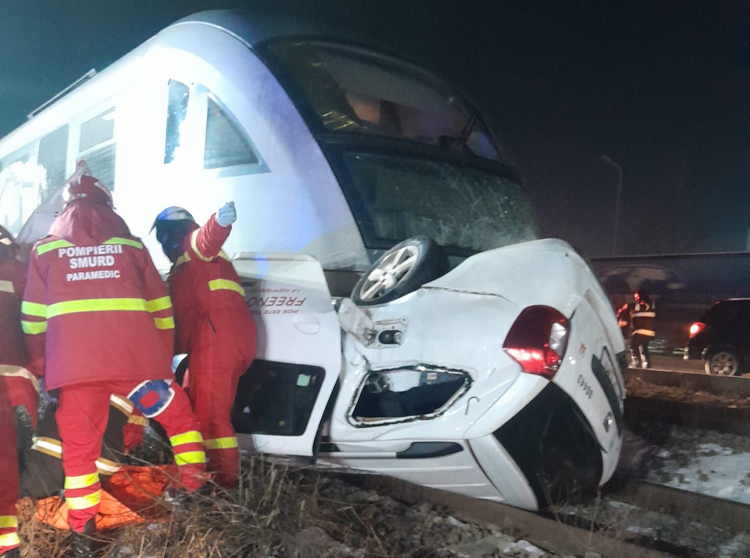 Un accident rar, dar extrem de grav, a avut loc marți seară în comuna Chiajna, în apropierea Bucureștiului, când un tren al CFR a lovit o mașină răsturnată pe șine