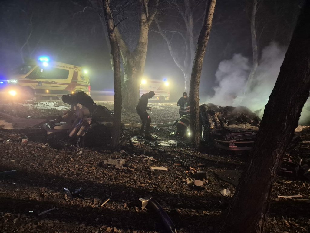Darabokra szakadt egy luxus Mercedes Nagymegyernél, Jákli Mónika vezette az autót, meghalt a balesetben