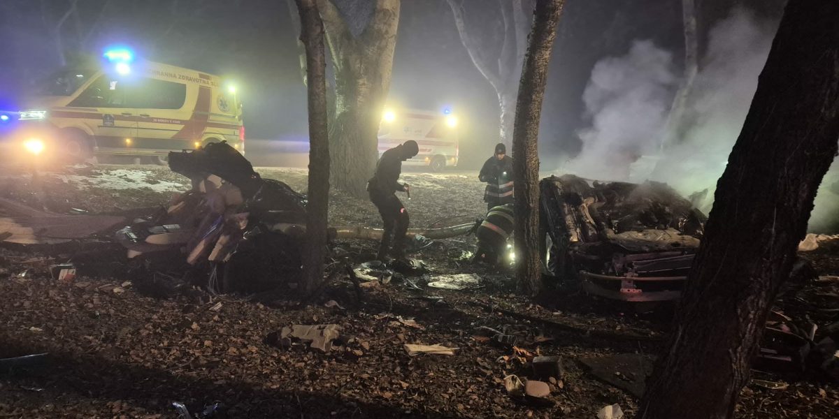 Darabokra szakadt egy luxus Mercedes Nagymegyernél, Jákli Mónika vezette az autót, meghalt a balesetben