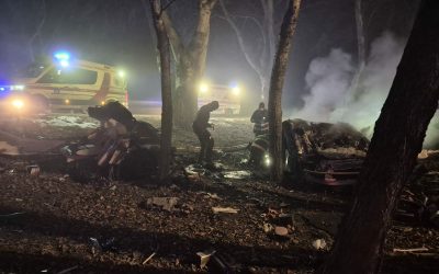 Darabokra szakadt egy luxus Mercedes Nagymegyernél, Jákli Mónika vezette az autót, meghalt a balesetben