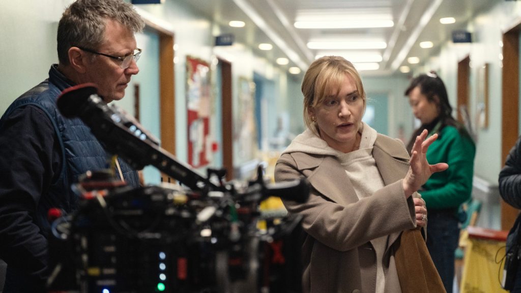Kate Winslet își face debutul în regie cu „Goodbye June” Kate Winslet, renumită actriță cu o carieră de succes de peste 30 de ani, a debutat în regie cu filmul „Goodbye June”, o dramă de familie care aduce în prim-plan o poveste emoționantă