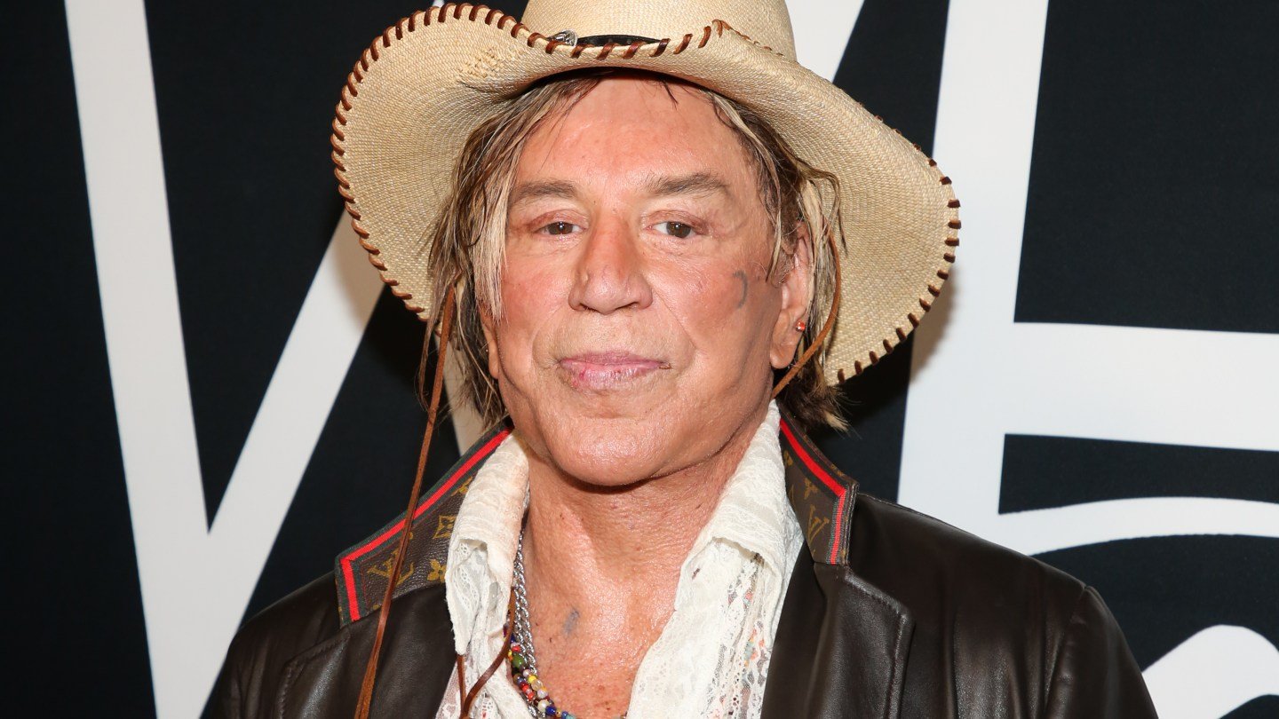 Mickey Rourke, în pragul evacuării: apel disperat pentru ajutor financiar Mickey Rourke, actrița emblematică a Hollywood-ului, se confruntă cu o situație alarmantă, fiind amenințat cu evacuarea din locuința sa din Los Angeles