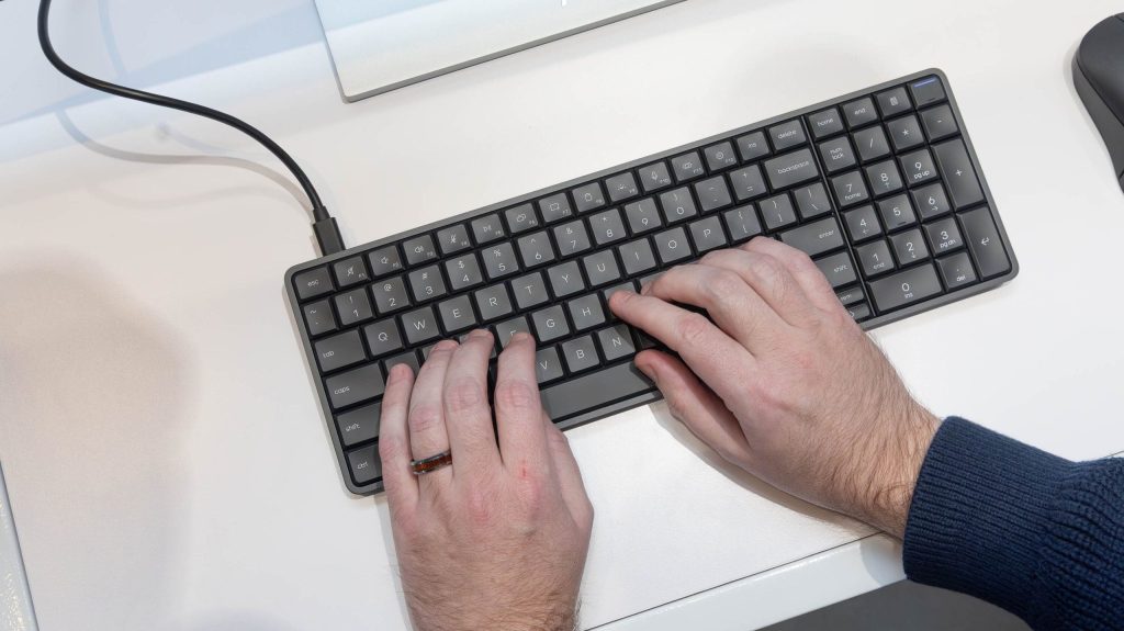 Într-un peisaj dominat de laptopuri ultra-subțiri și mini PC-uri tot mai compacte, HP face un pas îndrăzneț spre viitorul muncii mobile și flexibile, prezentând la CES 2026 un concept care pare la prima vedere o glumă: un PC cu Windows integrat în tastatură