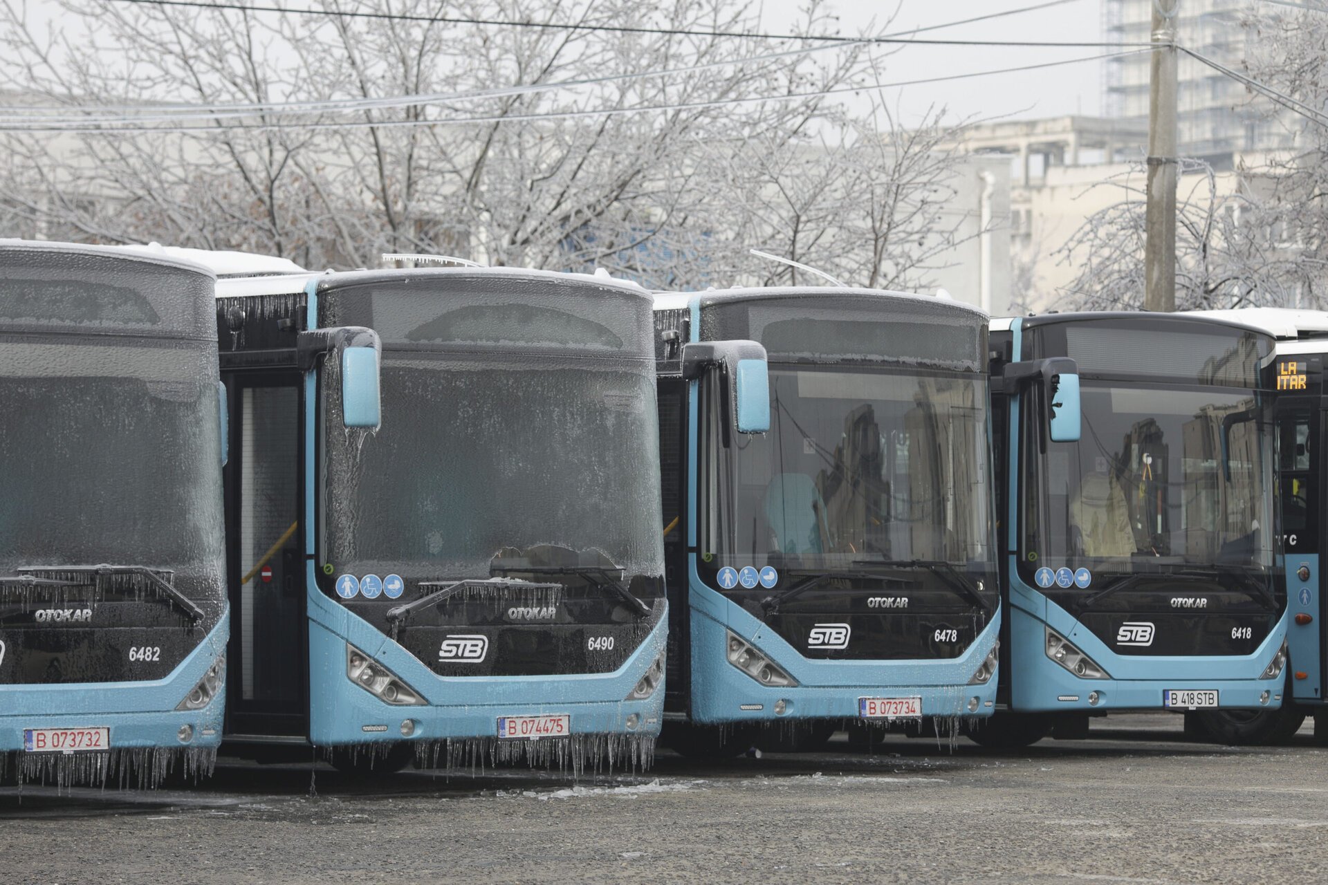 Criza de lichidități și piese ale Societății de Transport București (STB) a escaladat într-un colaps tehnic de durată, periclitând însă nu doar fluxul zilnic de autobuze, ci și stabilitatea pe termen lung a unui sistem esențial pentru mobilitatea capitalei
