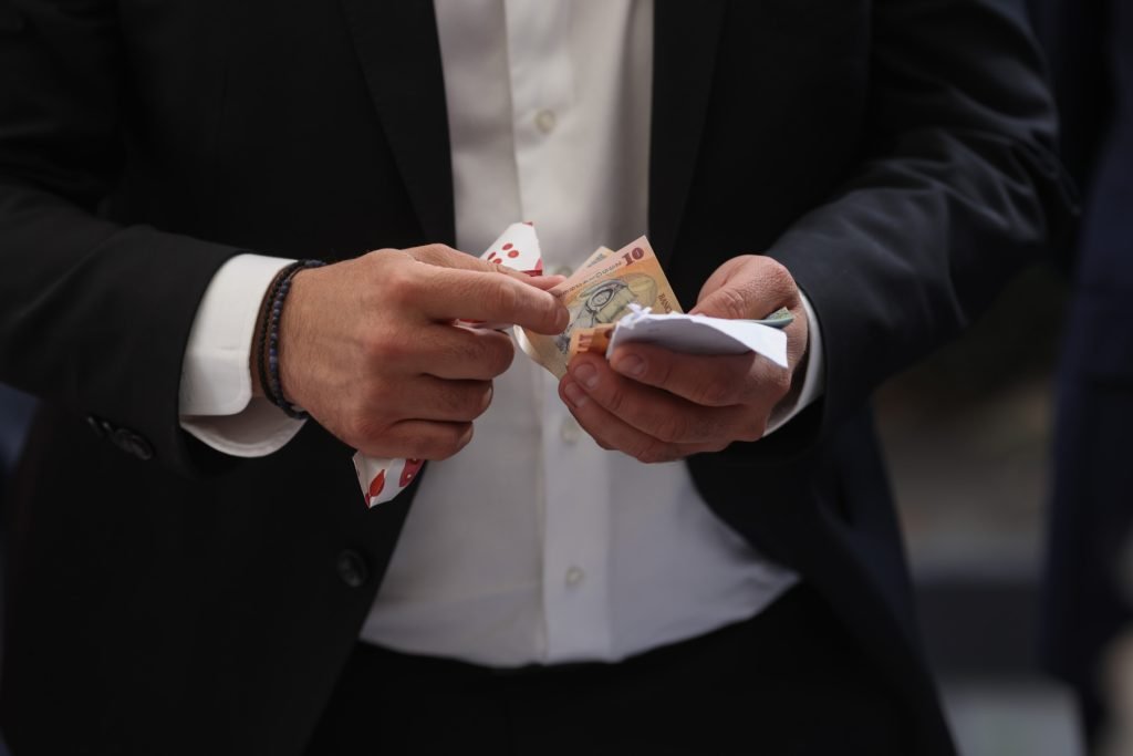 Anul nou aduce pentru români o serie de schimbări majore în domeniul fiscal și al prețurilor, după ce, precum în fiecare început de an, autoritățile introduc noi măsuri menite să reformeze sistemul fiscal și să ajusteze anumite tarife