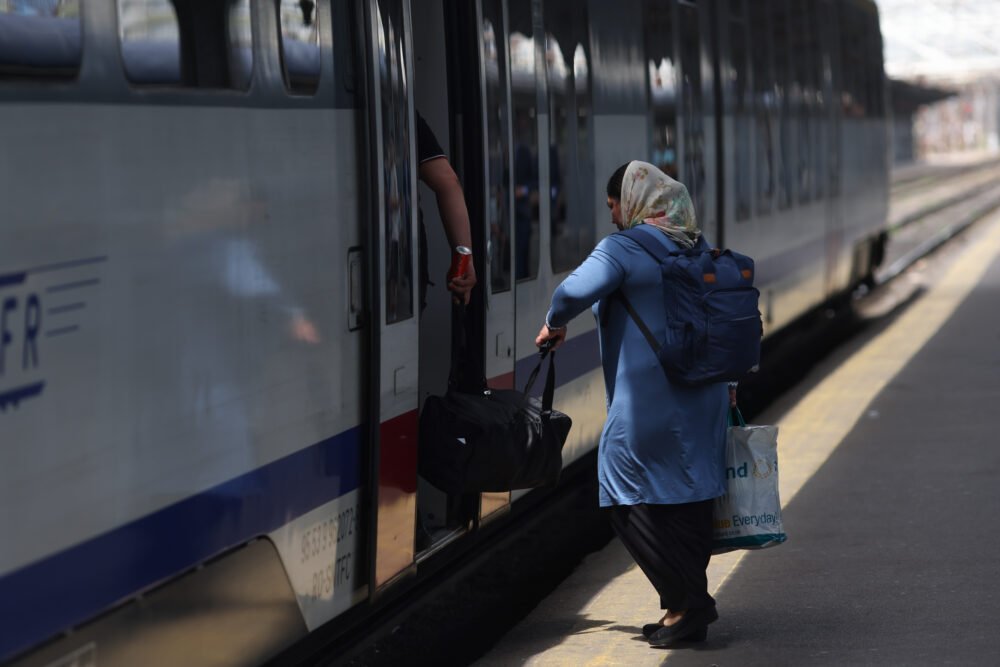Modificări în circulația trenurilor între București și Budapesta, determinate de lucrări de infrastructură Începând cu joi, 29 ianuarie, linia feroviară dintre București și Budapesta va suferi modificări temporare în programul circulației trenurilor IR 72 și IR 73