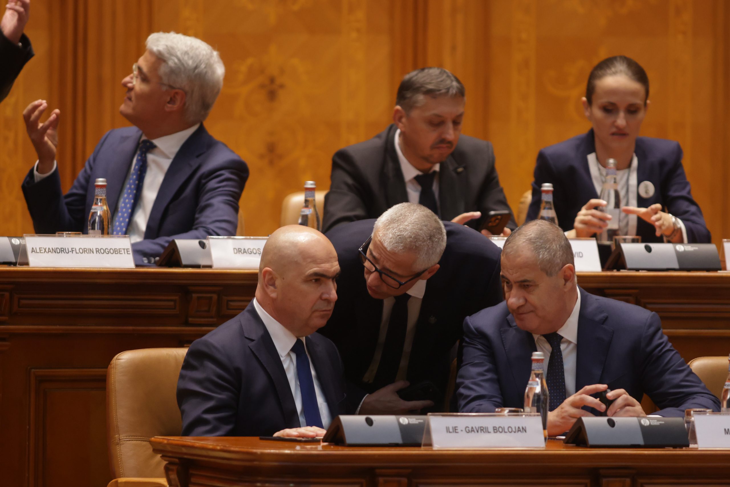 Critici la adresa premierului Bolojan după izbucnirea scandalului de plagiat Premierul României, Ilie Bolojan, a fost acuzat de jurnaliști și specialiști în etică pentru modul său de abordare în scandalul plagiatului ministrului Justiției, Radu Marinescu
