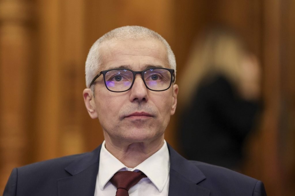 Criza sistemului judiciar și dilema vârstei minime în cazul infracțiunilor grave Recent, un incident grav din Timișoara a reaprins dezbaterea privind vârsta penală minimă în România, în contextul unei crime comise de un minor în vârstă de doar 13 ani