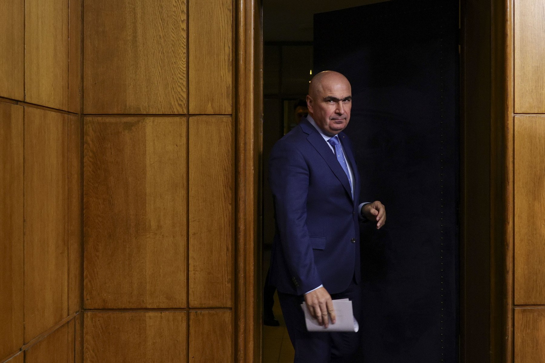 Premierul Ilie Bolojan ridică pe tapet o problemă de larg interes social și economic, afirmând în cadrul unei emisiuni la Digi24 că vârsta de pensionare trebuie să crească în toate domeniile aflate sub presiunea unui deficit accentuat în sistemul de pensii