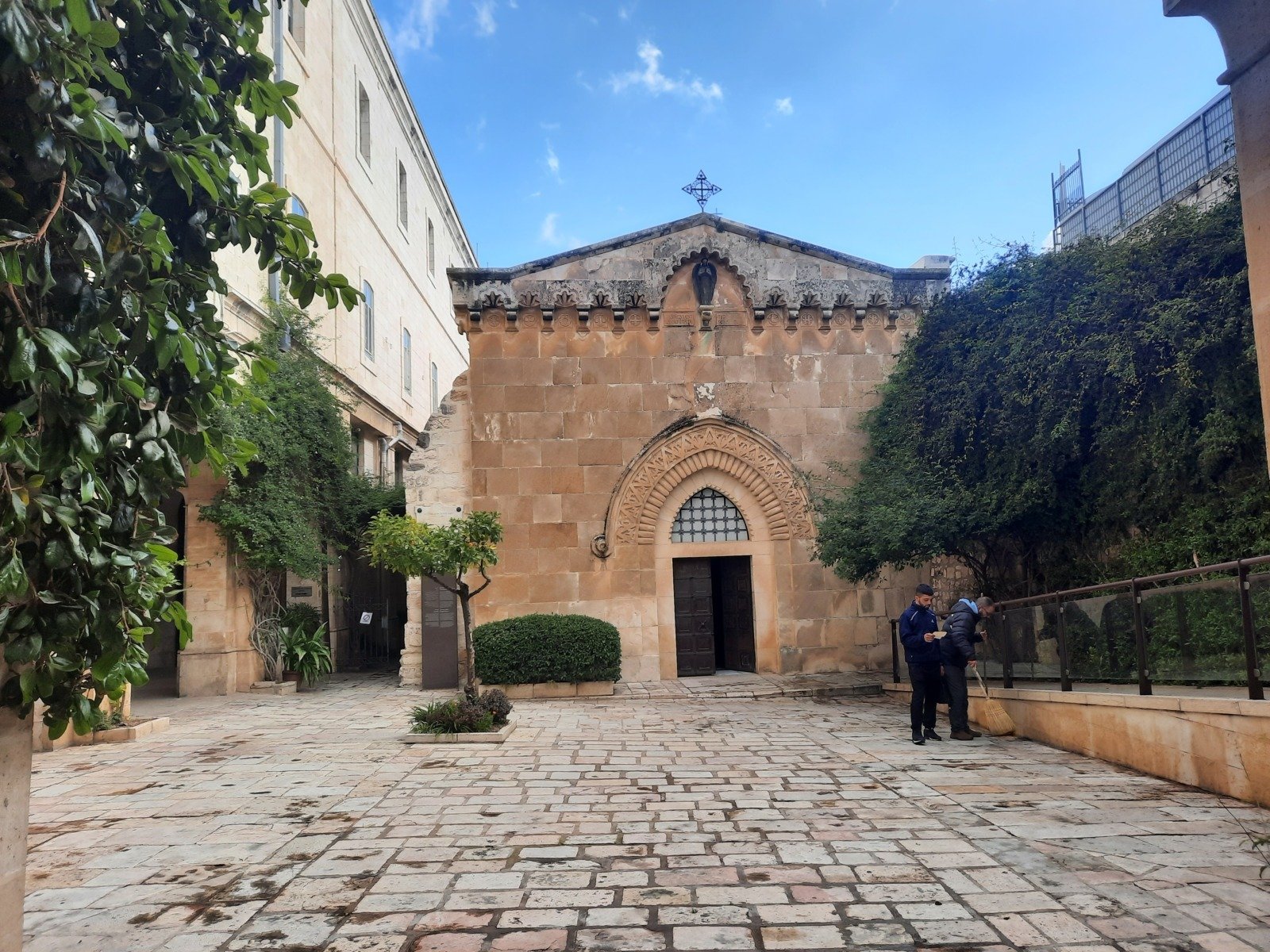 Arheologii din Israel au făcut o descoperire remarcabilă în cadrul unor săpături recente în zona Muntelui Templului, din Ierusalim: un pandantiv din plumb, estimat la o vechime de aproximativ 1.300 de ani, evidențiind o conexiune misterioasă cu epoca medievală și trecutul biblic al orașului sfânt