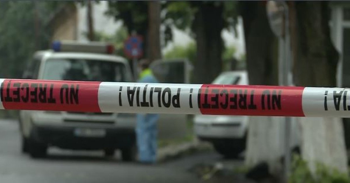 Un adolescent de 15 ani a fost găsit mort în Timiș Un băiat de 15 ani, dat dispărut marți, a fost descoperit mort în curtea unei case din localitatea Cenei, județul Timiș, iar principalii suspecți sunt alți doi adolescenți, unul de 13 ani și altul de 15 ani