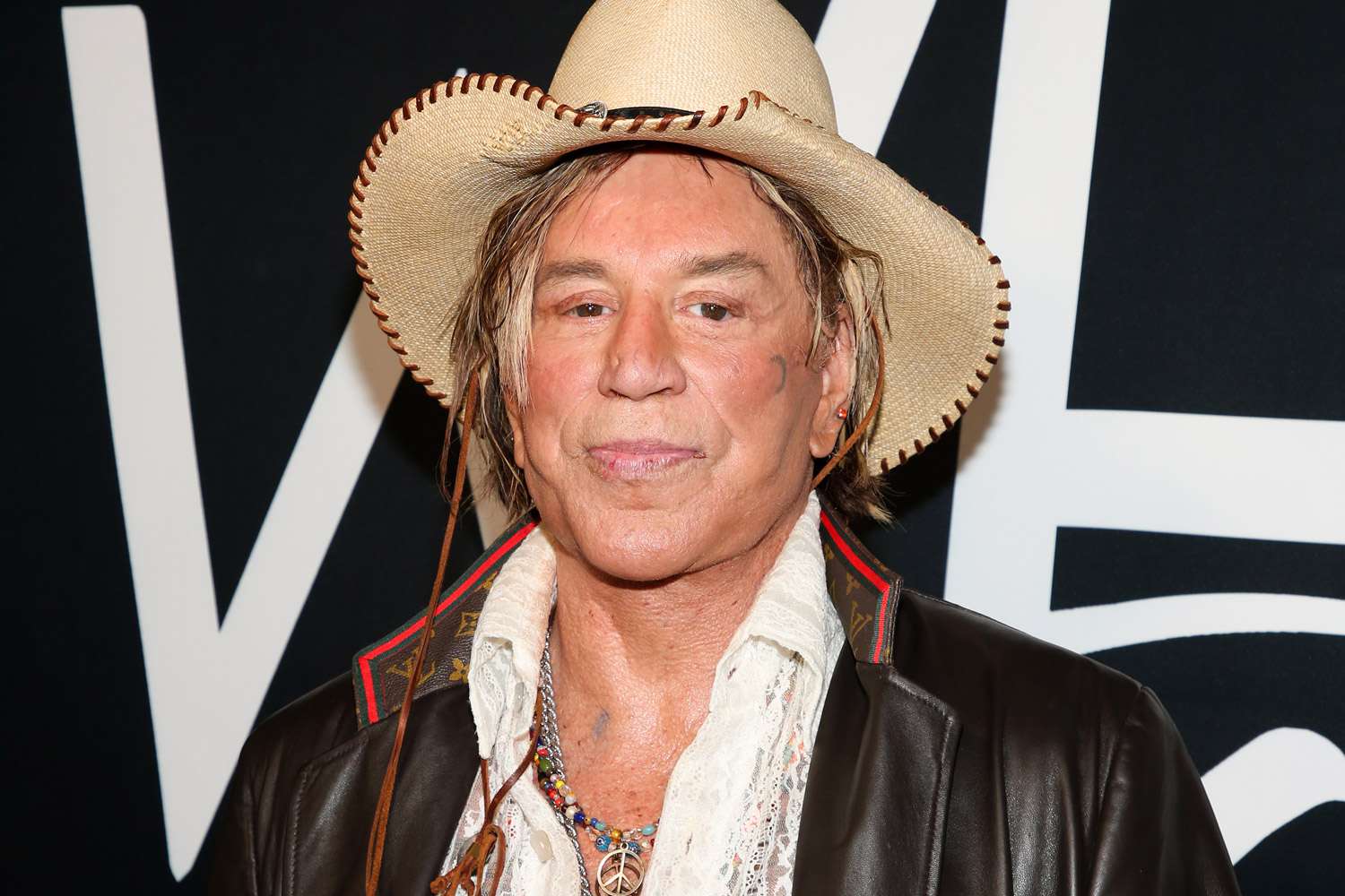 Mickey Rourke, dator peste 59.000 de dolari pentru chirie Actorul și fostul boxer Mickey Rourke se confruntă cu acțiuni legale din partea proprietarului său, Eric Goldie, pentru restanțe de chirie ce se ridică la 59.100 de dolari
