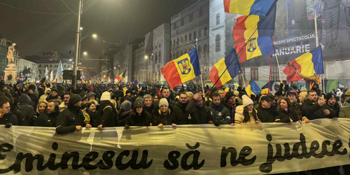 Protest cu mii de oameni scoși în Piața Victoriei de Simion și Târziu. Au fost aruncate panouri metalice în jandarmi