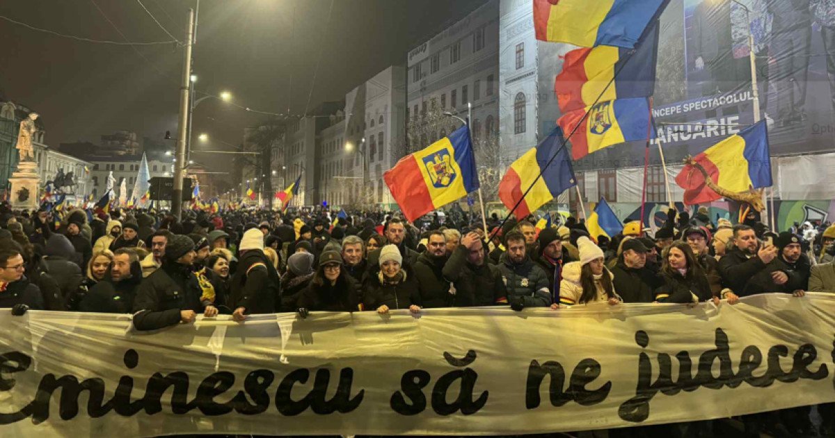 Protest cu mii de oameni scoși în Piața Victoriei de Simion și Târziu. Au fost aruncate panouri metalice în jandarmi