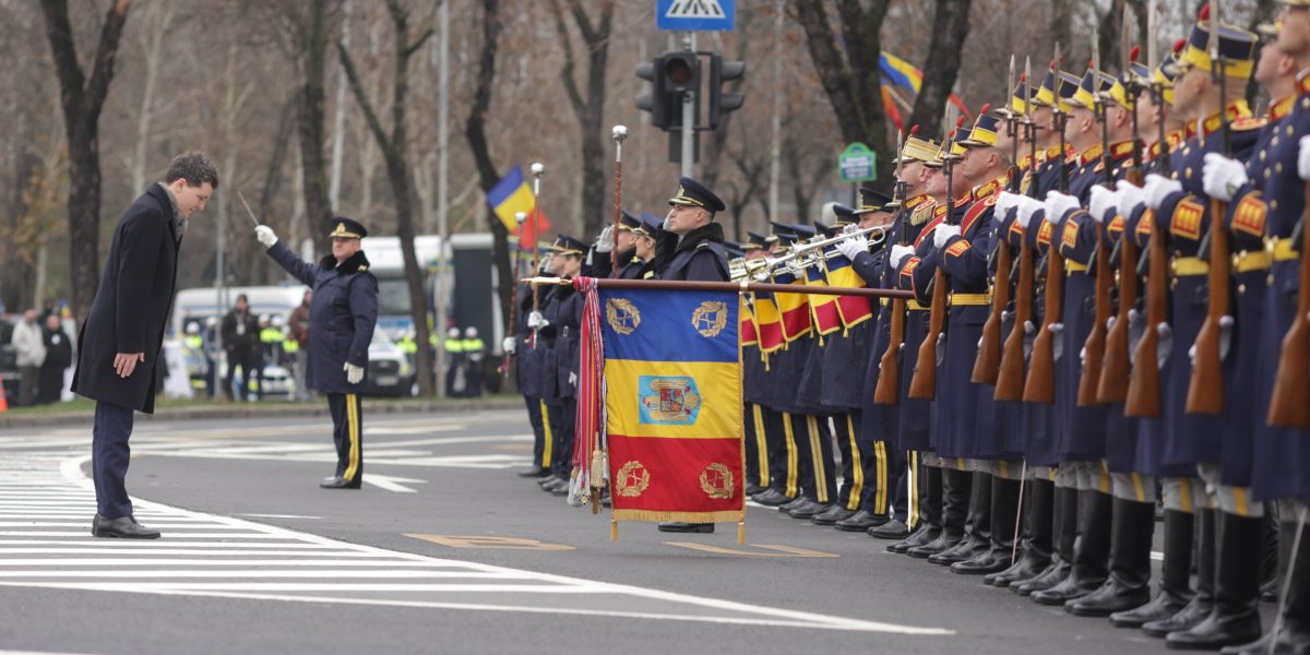 Nicusor-Dan-militari-soldati-scaled.jpg - ReactiveNews