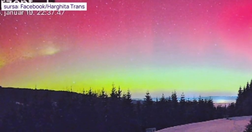 Aurora boreală impresionantă pe cerul României Spectaculoasa auroră boreală a fost observată, în noaptea de marți, în mare parte din România, surprinzând iubitorii de fenomene naturale