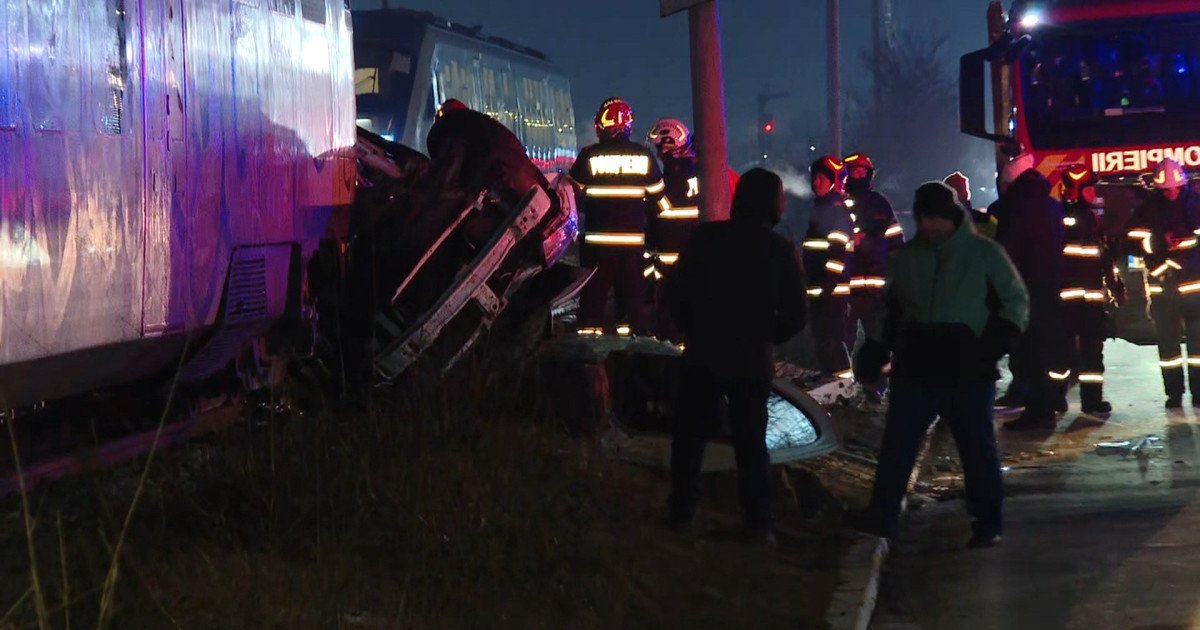 Un accident grav a avut loc marți seară în localitatea Chiajna, județul Ilfov, unde un autoturism aflat pe linia ferată a fost lovit de un tren, rezultând rănirea gravă a unui bărbat în vârstă de aproximativ 30 de ani