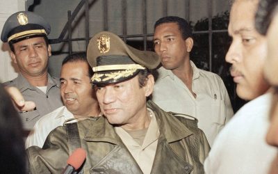 Generalul Manuel Antonio Noriega, omul forte al Panama, salută susținătorii săi, pe 21 martie 1988, la palatul prezidențial din Panama City. Îmbrăcat într-o jachetă de piele neagră, Noriega a sosit la palat după discursul președintelui Manuel Solis Palma, care a anunțat că Noriega va demisiona în anumite condiții.