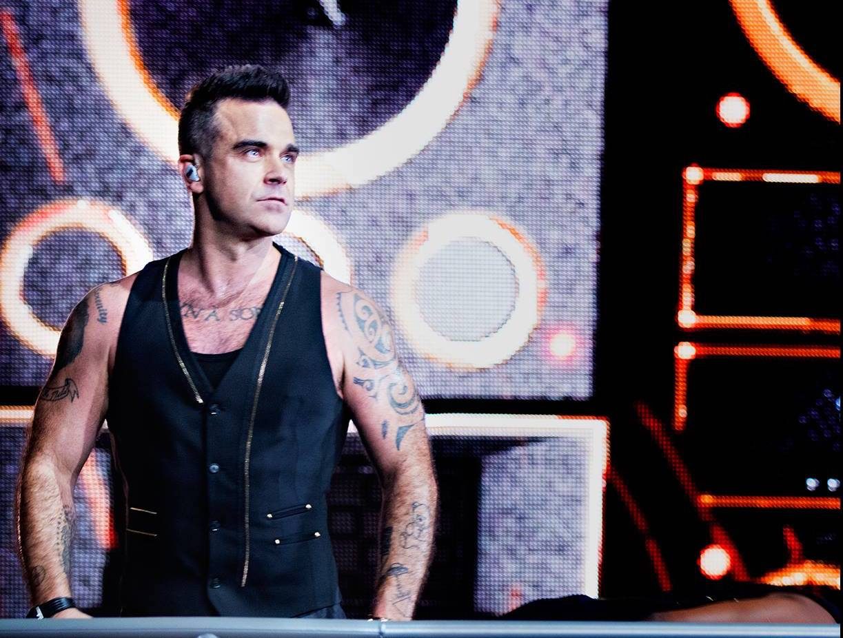 Robbie Williams devine cel mai de succes artist britanic în topurile de album din toate timpurile, depășind legendarul Beatles Robbie Williams a reușit o performanță remarcabilă: artistul pop britanic a devenit soloistul cu cele mai multe albume ajunse pe primul loc în topurile muzicale din Regatul Unit, depășind chiar faimoși Beatles