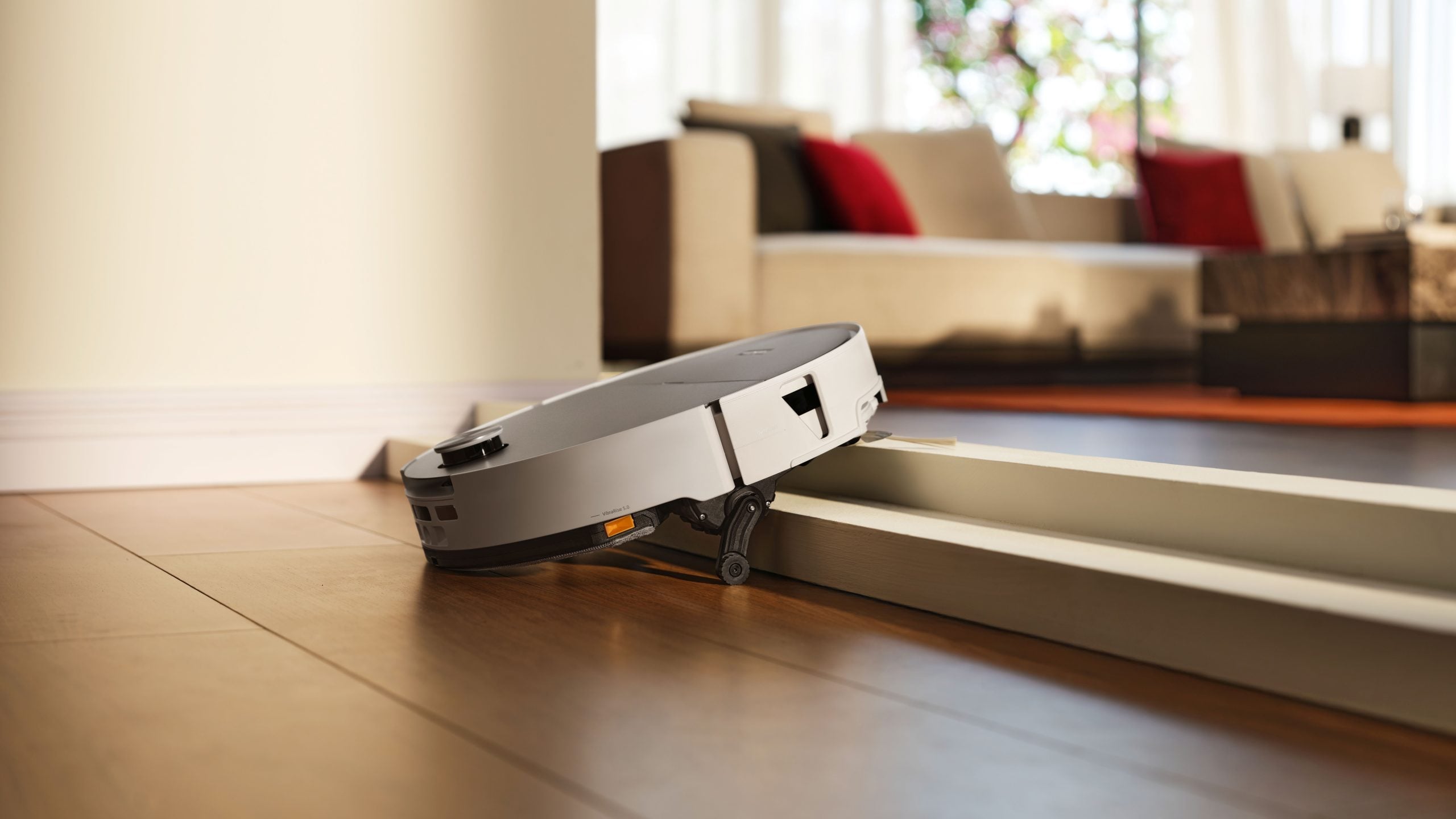 Roborock fac o mutare îndrăzneață la CES 2026, lansând Saros Rover, un aspirator robot inovator menit să depășească una dintre cele mai mari limitări ale dispozitivelor cu autonomie redusă: scarile și suprafețele denivelate din locuințele cu mai multe etaje