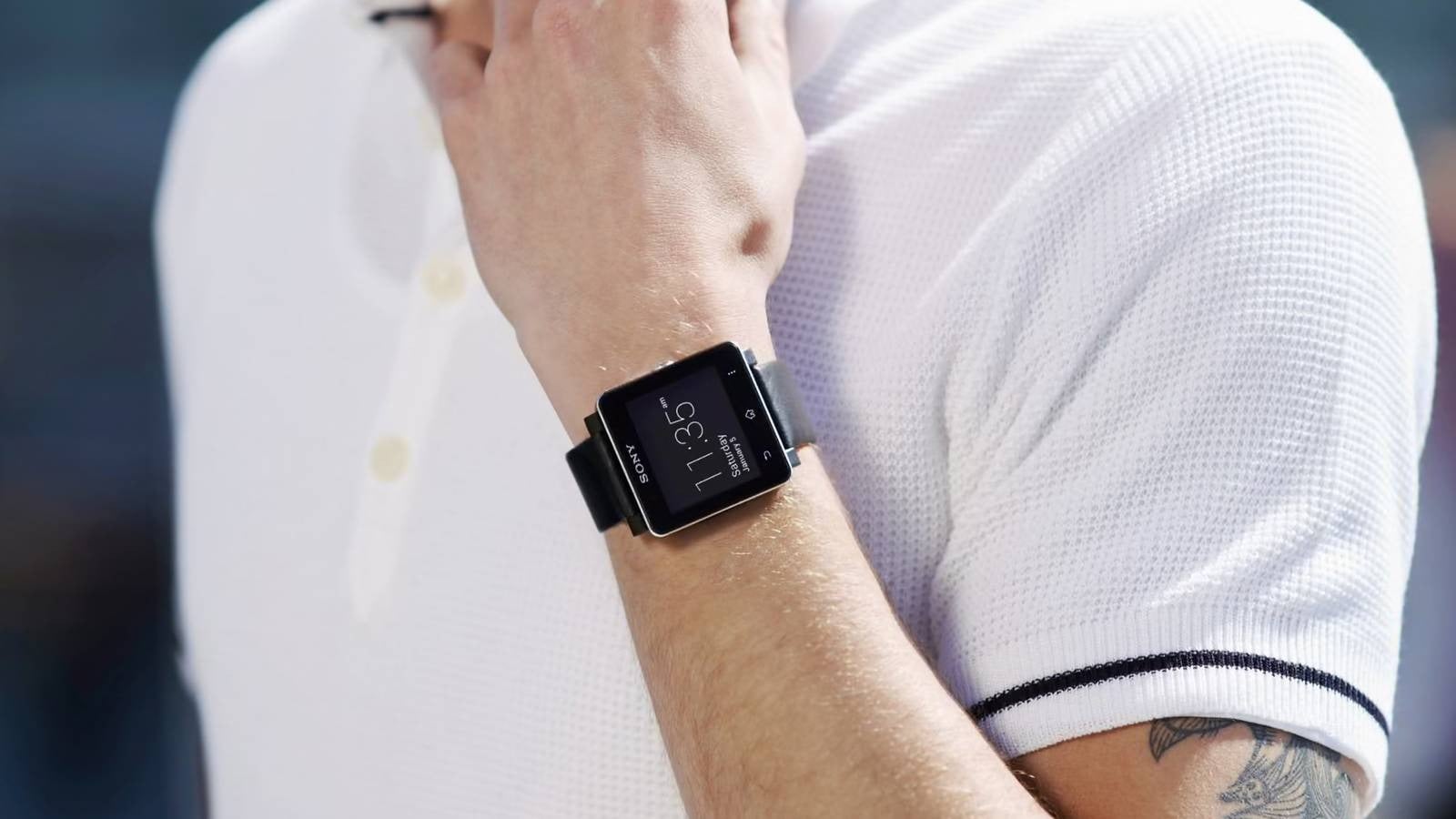 Sony a fost, încă din primii ani 2010, una dintre companiile vizionare în domeniul tehnologiei purtabile, anticipând tendințele care aveau să redefinească modul în care interacționăm cu dispozitivele mobile și cu mediul digital