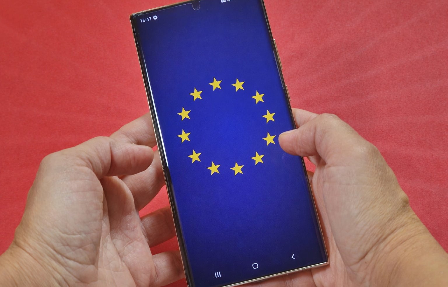 Uniunea Europeană a introdus, din iunie 2024, reguli menite să prelungească durata de viață a smartphone-urilor, în încercarea de a combate risipa electronică și de a promova o economie circulară