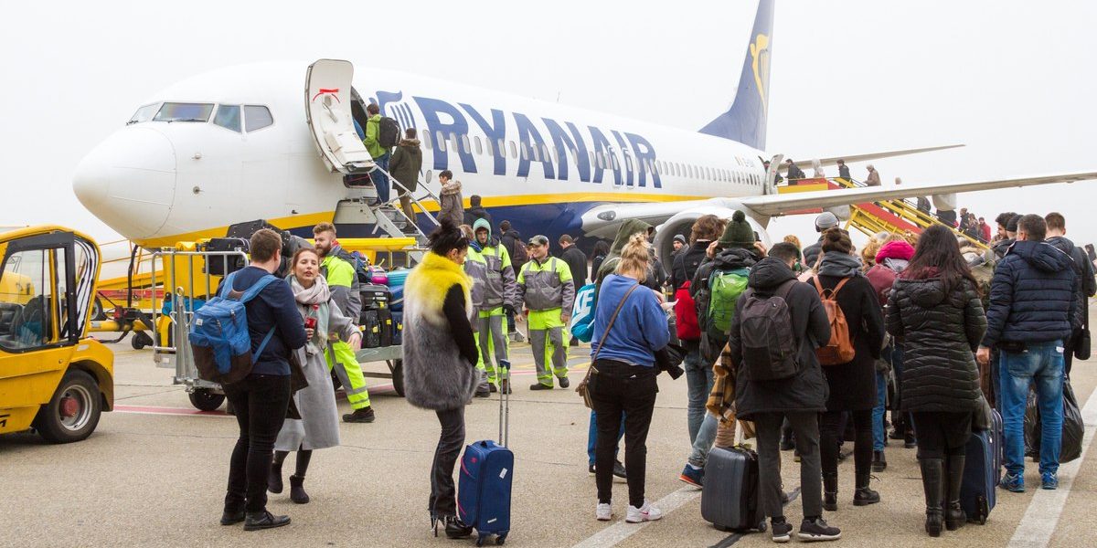 Panică și răniți la bordul unui zbor Ryanair. Martorii spun că au văzut un avion de vânătoare venind din sens opus, care ar fi produs turbulenţe. „Am plonjat și am fost aruncați din scaune”